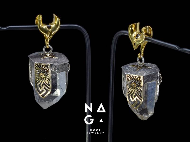 1 Paar Kristallquarz Punkte Mit Sayagatamuster Und 18K Gold Lotus Diamant Ohrgewichte Hänger von NAGABodyJewelry