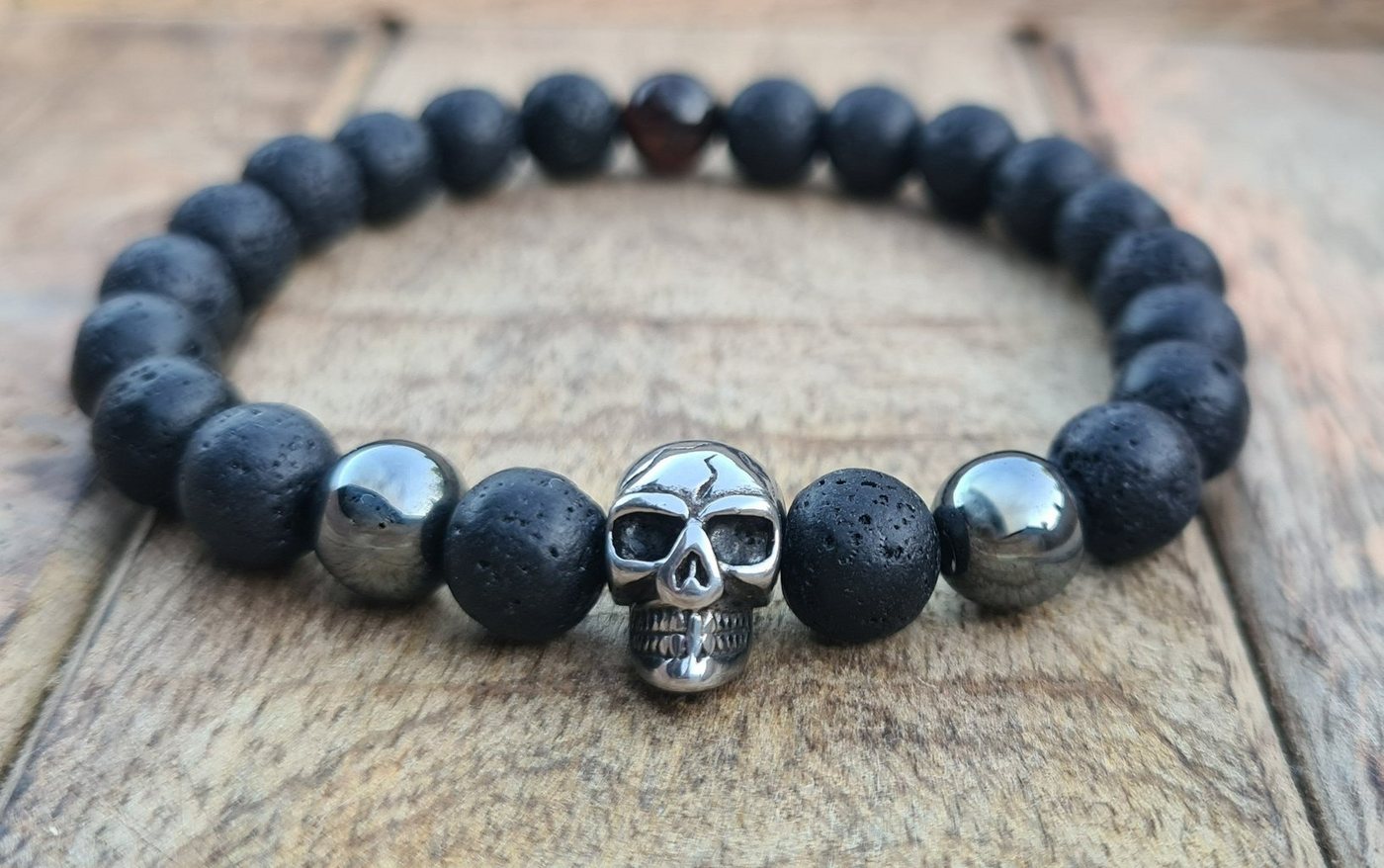 NAHLE Armband Lavastein Hämatit Totenkopf Armband, Stretch Band dehnbar, Edelstahl Anhänger von NAHLE