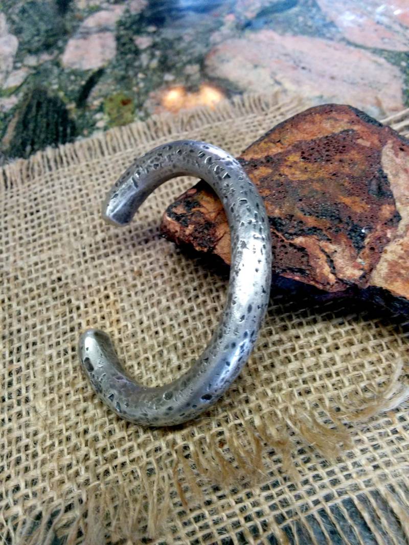 0.25 ", 0.375" Massives Sterlingsilber-Manschettenarmband. Gehämmert Und Poliert. Antik Gebürstet von NAKOBI