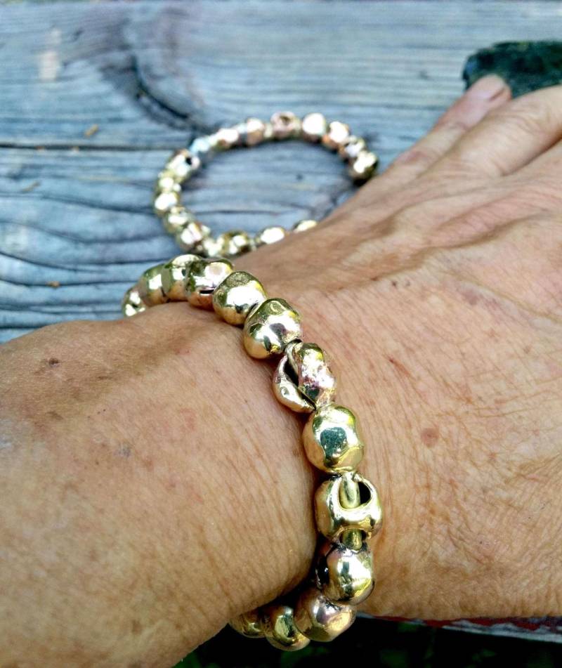 Geschmolzene Perlen Manschette Armband. 10 Mm Perlen. Messing Geschmolzene Perlen Manschette Armband. 10 Mm Perlen. Messing von NAKOBI