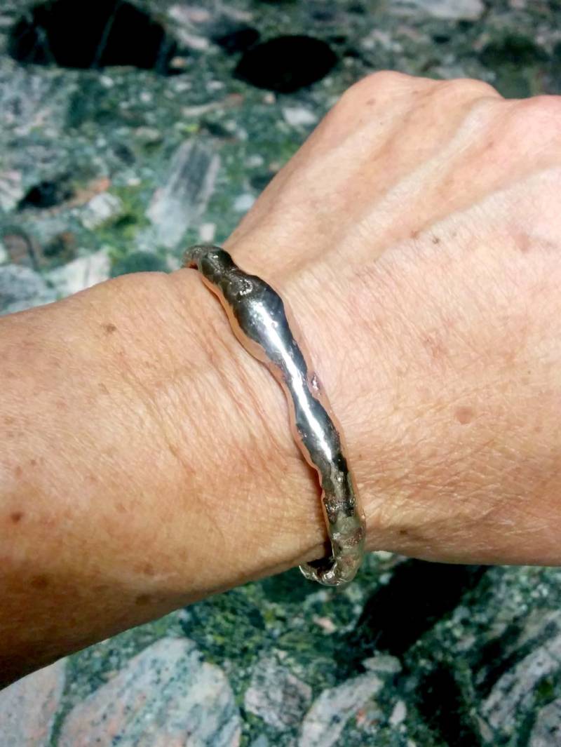 Geschmolzenes Bronze Armband. 5-10 Mm Unregelmäßig Breit Geschmolzenes Bronze Armband. 5-10 Mm Unregelmäßig Breit von NAKOBI