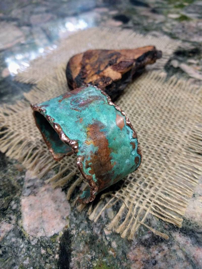 Rustikaler Mixed Patina Kupfer Armreif. 3cm Breit. Matte Patina Rustikaler Mixed Patina Kupfer Armreif. 3cm Breit. Matte Patina von NAKOBI