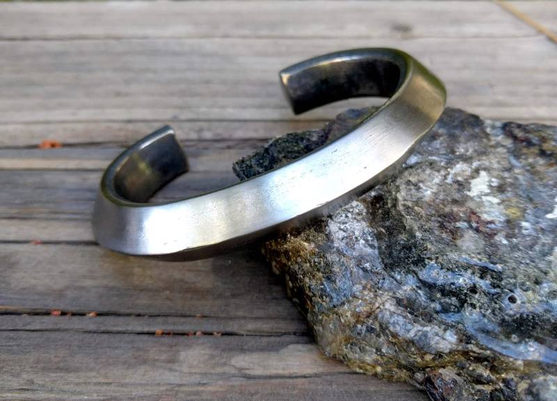 Titanium Pyramiden Armreif. 9, 5 X 12, 75 Mm. Gebrannt Und Gebürstet von NAKOBI