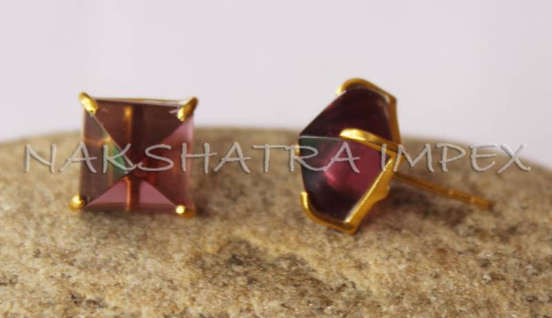 Amethyst Wasserkraft Quarz 10mm Pyramide Facettiert 925 Sterlingsilber Gold Plattiert Prong Einstellung Stud Ohrring von NAKSHATRAIMPEX