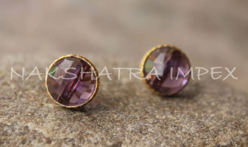 Amethyst Wasserkraft Quarz 10mm Rund Facettiert 925 Sterlingsilber Gold Plattiert Texturierte Oberfläche Stud-Ohrring von NAKSHATRAIMPEX