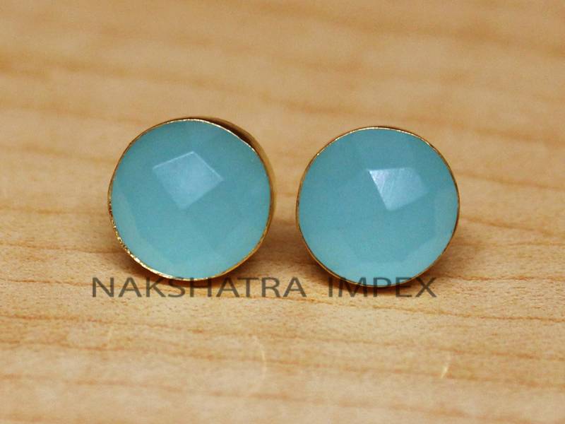 Aqua Hydro Quartz Runde Briolette 925 Sterling Silber Vergoldet Collet Setting Ohrstecker | Sea Blue Calcidony Flache Rückseite Winzige von NAKSHATRAIMPEX
