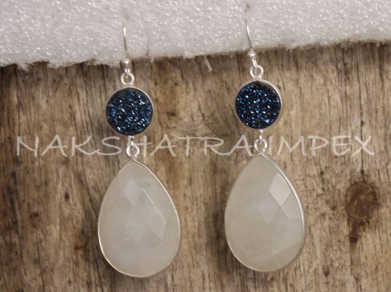 Blau Beschichtet Druzy Runde & Regenbogen Mondstein Birne Briolette 925 Sterlingsilber Gold Plattiert Ohrbügel-Ohrringe von NAKSHATRAIMPEX