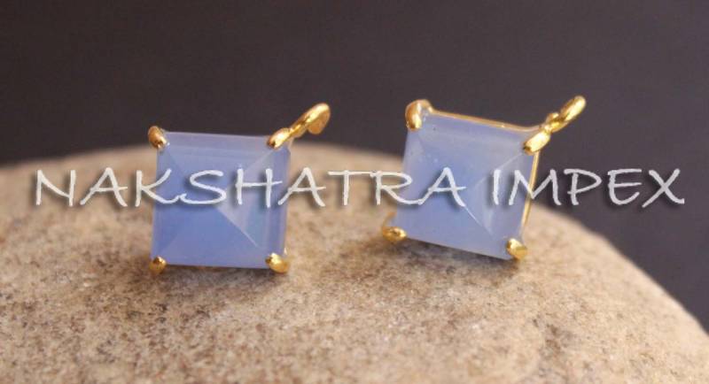 Blaue Onyx 10mm Pyramide Facettiert 925 Sterlingsilber Gold Plattiert Prong Einstellung Ohrstecker Mit Schleifen von NAKSHATRAIMPEX
