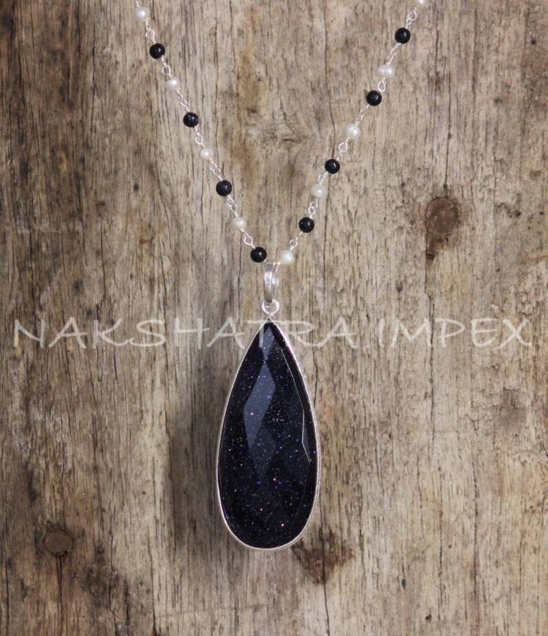 Blaue Sandstein-Quarz-Birne-Briolette Texturierte Lünette Anhänger Mit Schwarzen Sandstein & Perlmutt Perlen Silber Vergoldet Kette Collier-Set von NAKSHATRAIMPEX