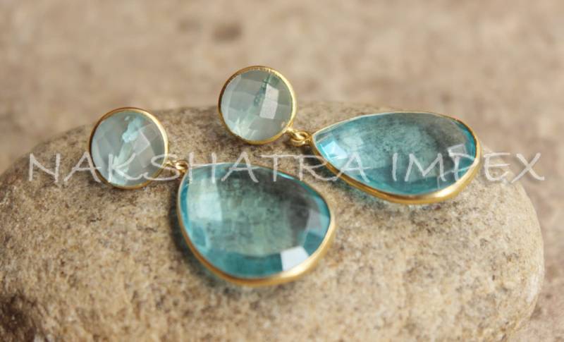 Blauer Topas Quarz Runde & Birne Briolette 925 Sterlingsilber Gold Plattiert Post Ohrringe von NAKSHATRAIMPEX