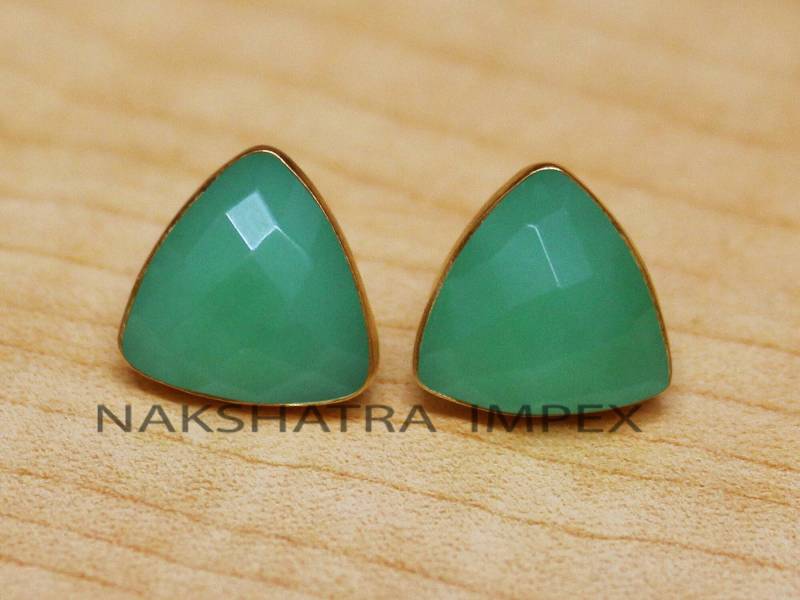 Chrysopras Quarz Kissen Dreieck Facettiert 925Er Sterling Silber Vergoldet Glatte Finish Ohrstecker - Lite Green Mini Ohrstecker Flache Rücken Tops von NAKSHATRAIMPEX