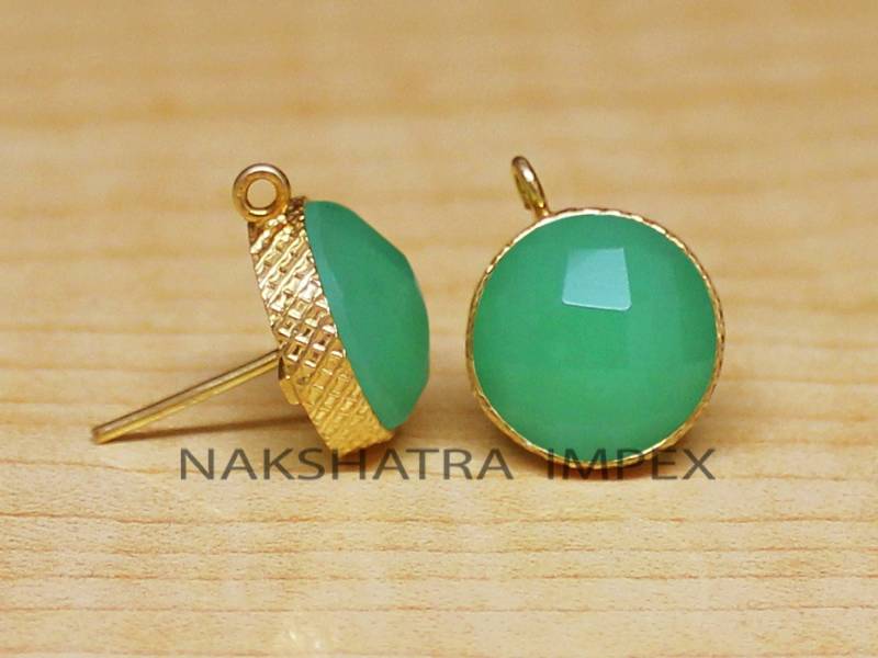 Chrysopras Quarz Rund Karo Schliff 925 Sterling Silber Vergoldet Textur Finish Ohrstecker Mit Schleife-Atemberaubender Grüner Ohrring Schmuck von NAKSHATRAIMPEX
