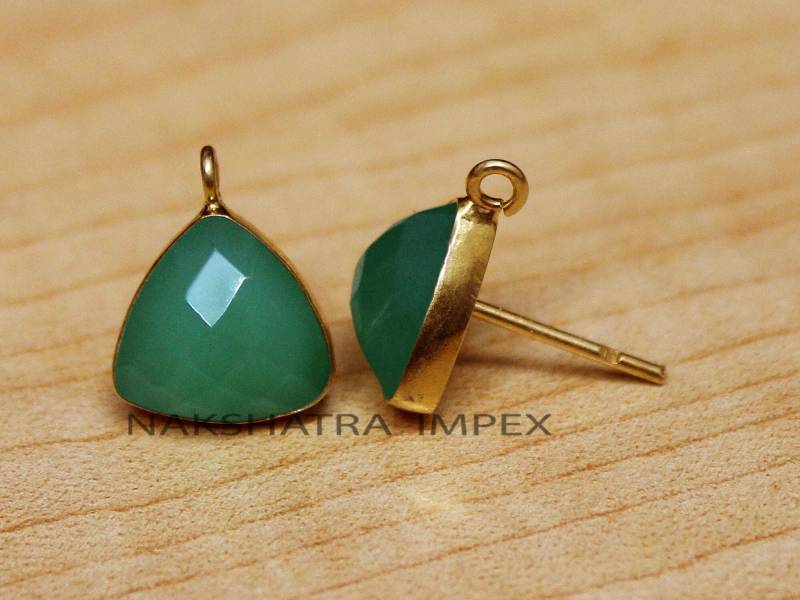 Chrysopras Quarzkissen Dreieck Facettiert 925Er Sterling Silber Vergoldet Glatte Finish Ohrstecker Mit Schleifen von NAKSHATRAIMPEX