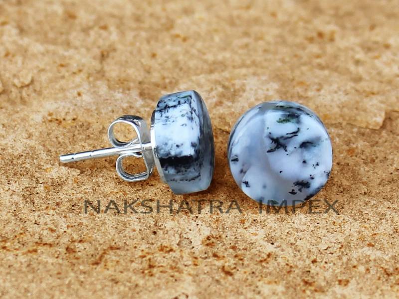 Dendrit-Achat Runde Flache Ohrstecker, Dendrit-Opalstein-Scheibenohrring, Weißer Stein Passende 925Er Silberohrstecker, Weißes Opal Münze von NAKSHATRAIMPEX