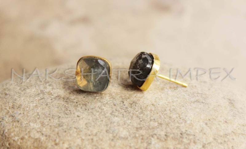 Der Labradorit 9mm Quadrat Facettiert 925 Sterlingsilber Gold Plattiert Glatte Oberfläche Ohrstecker von NAKSHATRAIMPEX