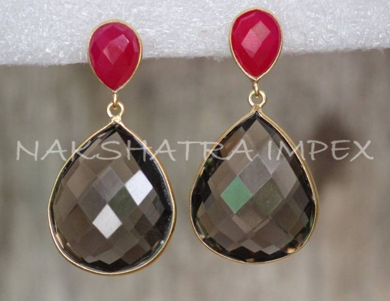 Fuchsia Pink Hydro Quarz Birne & Smokey Briolette 925 Sterlingsilber Gold Plattiert Post Ohrringe von NAKSHATRAIMPEX