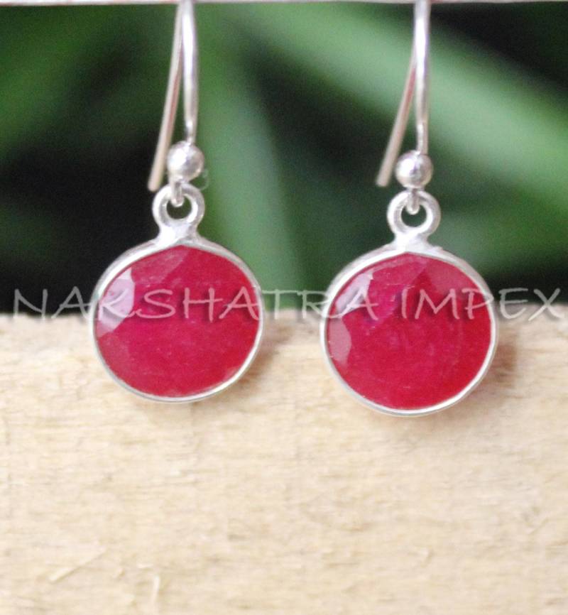 Gefärbte Ruby Hydro Quarz 10mm Vergoldet Rund Facettiert 925 Sterling Silber Ohrbügel Ohrringe von NAKSHATRAIMPEX
