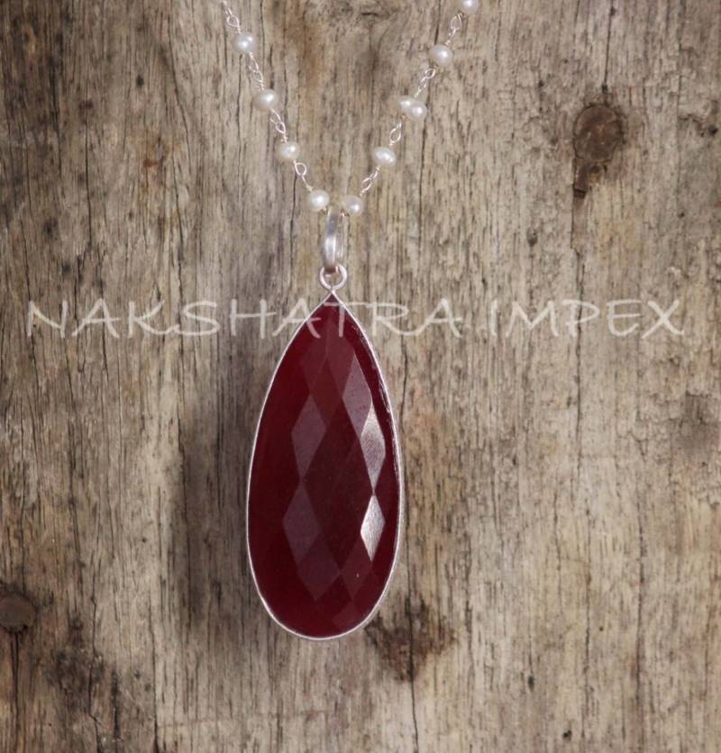 Gefärbten Quarz Rubin Birne Briolette Strukturierter Lünette Anhänger Mit Perle Perlen Vergoldet Goldkette Collier-Set von NAKSHATRAIMPEX