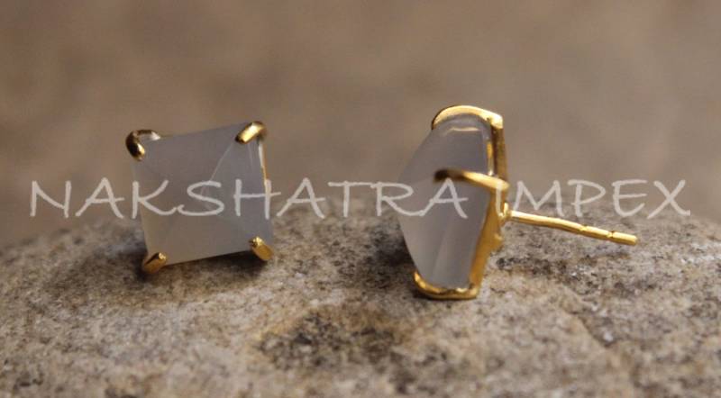 Graue Chalcedon 10mm Pyramide Facettiert 925 Sterlingsilber Gold Plattiert Prong Einstellung Stud Ohrring von NAKSHATRAIMPEX