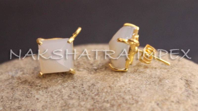 Graue Chalzedon 10mm Pyramide Facettiert 925 Sterlingsilber Gold Plattiert Prong Einstellung Ohrstecker Mit Schleifen von NAKSHATRAIMPEX