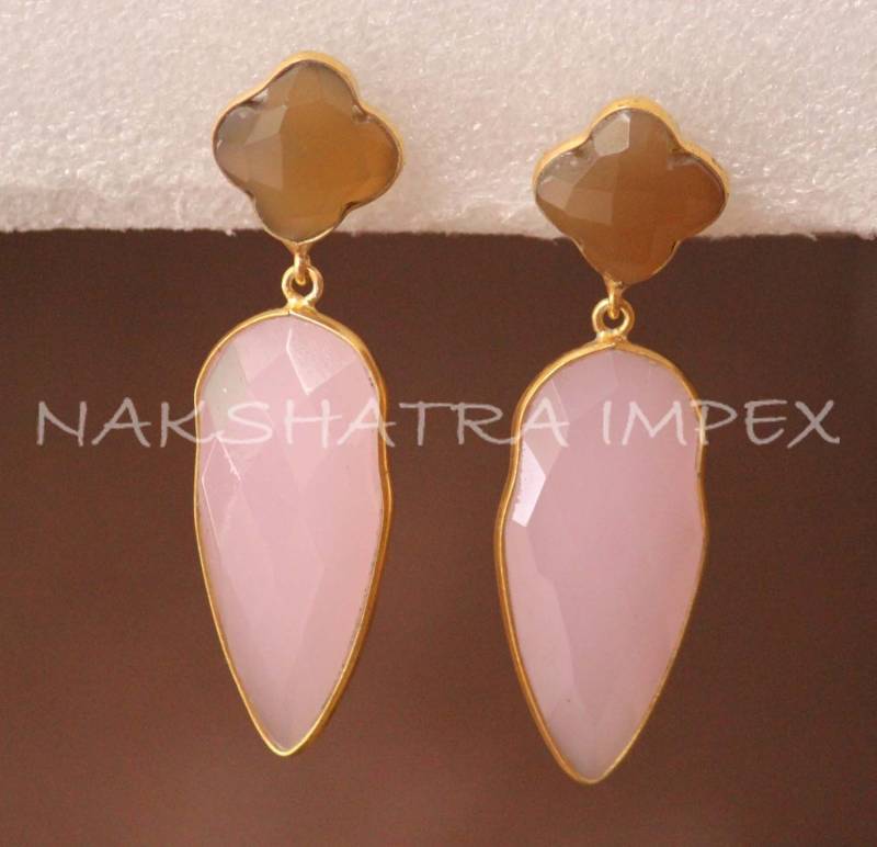 Graue Chalzedon Klee & Rosa Quarz Pfeilspitze Briolette 925 Sterlingsilber Gold Plattiert Post Ohrringe von NAKSHATRAIMPEX