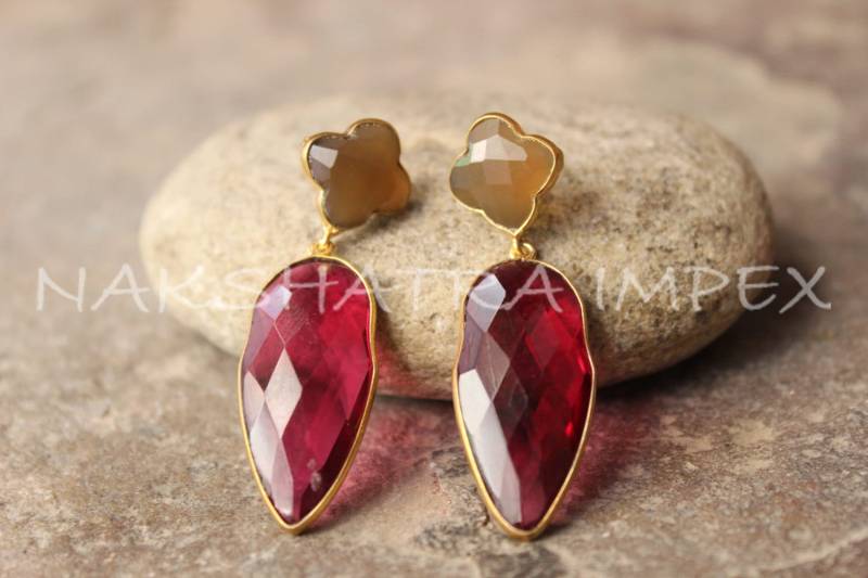 Graue Chalzedon Klee & Roter Quarz Lust Birne Briolette 925 Sterlingsilber Gold Plattiert Post Ohrringe von NAKSHATRAIMPEX