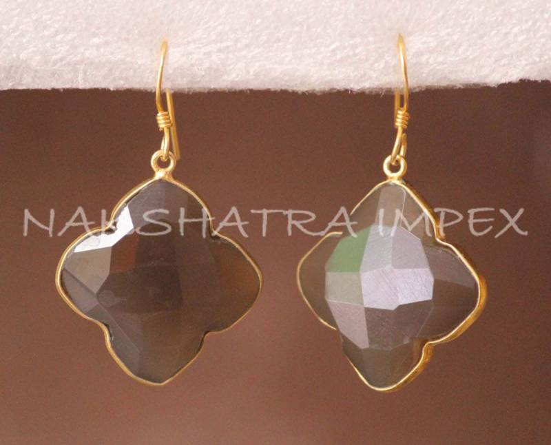 Grauer Chalcedon Kleeblatt Briolette 925 Sterling Silber Vergoldet Ohrhaken - Grauquarz Blume Förmige Facettierte Ohrringe Designs von NAKSHATRAIMPEX