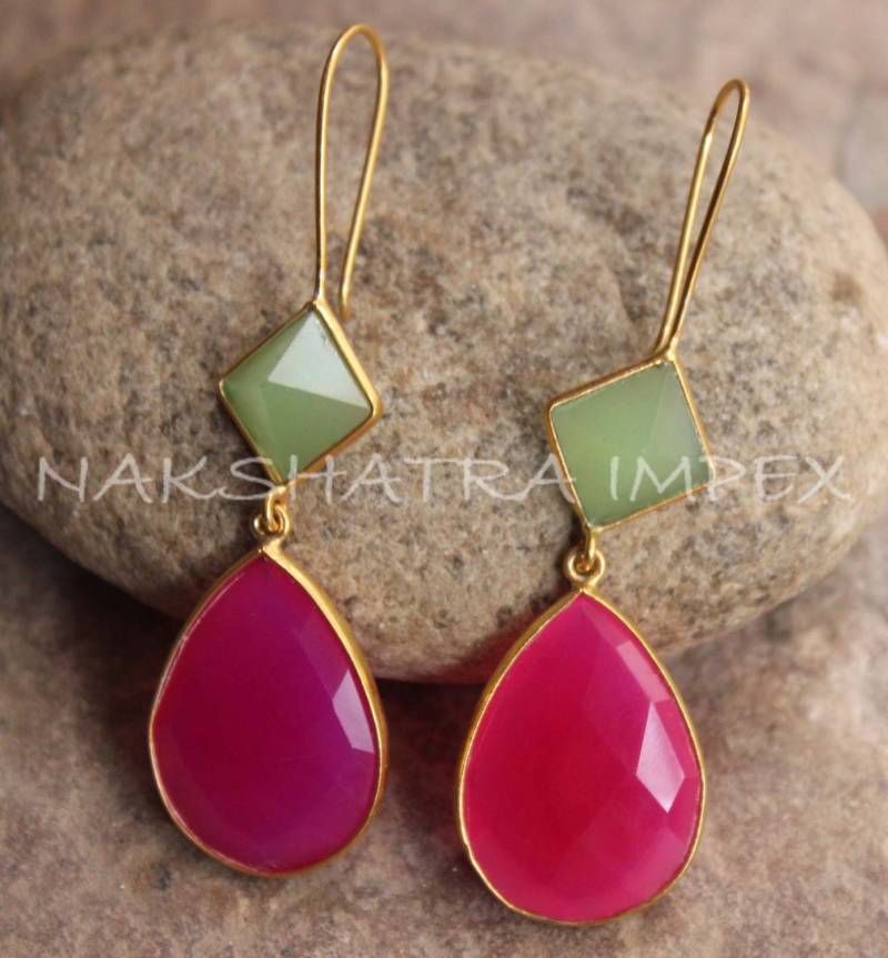 Green Quartz Square & Rosa Calcidony Birne Briolette 925 Sterlingsilber Gold Plattiert Ohrbügel-Ohrringe von NAKSHATRAIMPEX