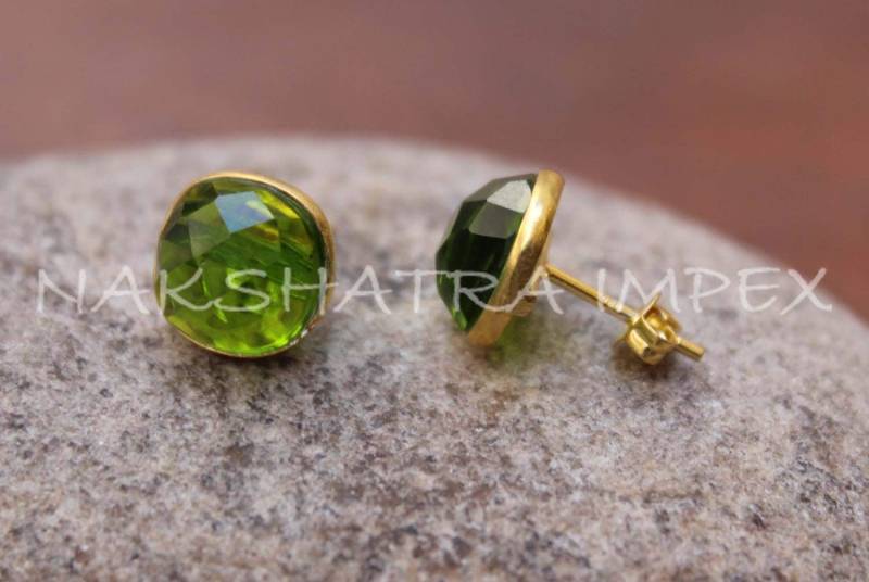 Grüne Amethyst Quarz 10mm Quadrat Facettiert 925 Sterlingsilber Gold Plattiert Glatte Oberfläche Stud Ohrring von NAKSHATRAIMPEX