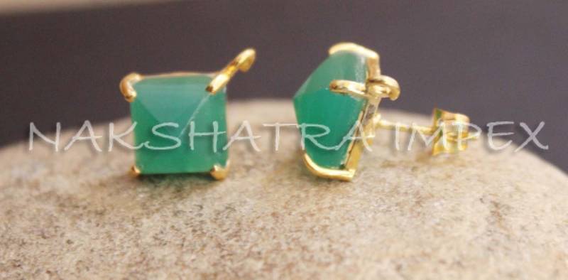 Grüne Onyx 10mm Pyramide Facettiert 925 Sterlingsilber Gold Plattiert Prong Einstellung Ohrstecker Mit Schleifen von NAKSHATRAIMPEX