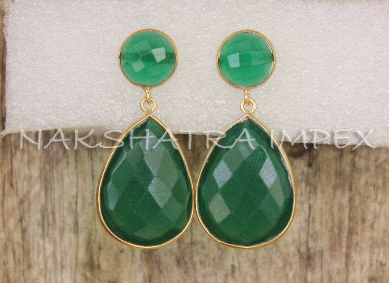 Grüne Onyx Runde & Birne Briolette 925 Sterlingsilber Gold Plattiert Post Ohrringe von NAKSHATRAIMPEX