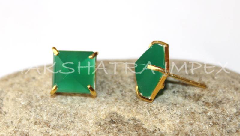 Grüner Onyx 10mm Pyramide Facettiert 925 Sterlingsilber Gold Plattiert Prong Einstellung Stud Ohrring von NAKSHATRAIMPEX