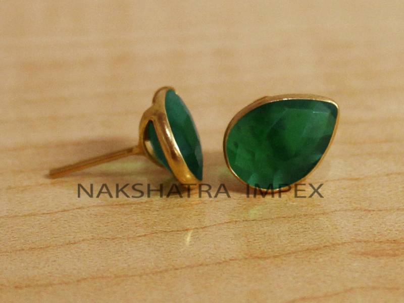 Grüner Onyx 9x12mm Birne Briolette 925 Sterling Silber Vergoldet Glatt Finish Ohrstecker-Grüner Ohrringe.zarte Ohrstecker von NAKSHATRAIMPEX