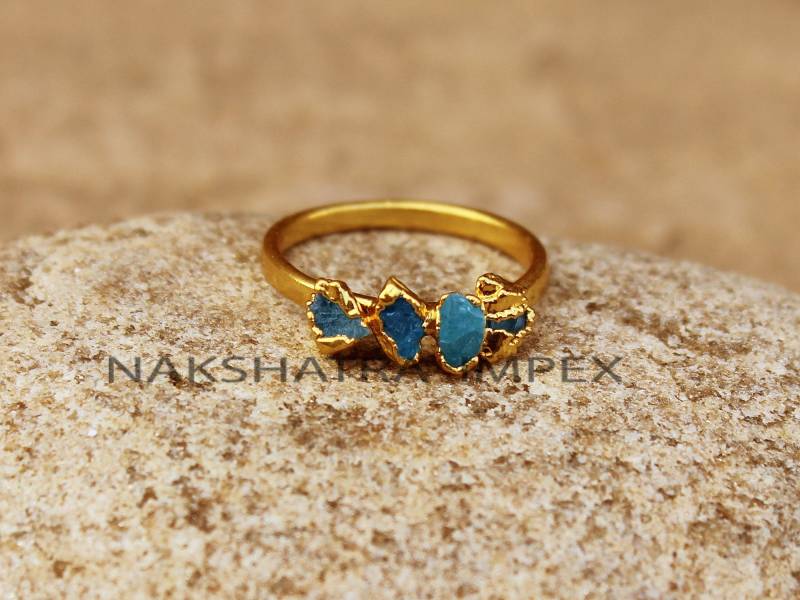 Handgemachter Roher Neon Apatit Stein Ring, Zierlicher Roh Edelstein Ring. Natürlicher Bohiem Schmuck. 14Kt Goldringe Schattenbänder von NAKSHATRAIMPEX