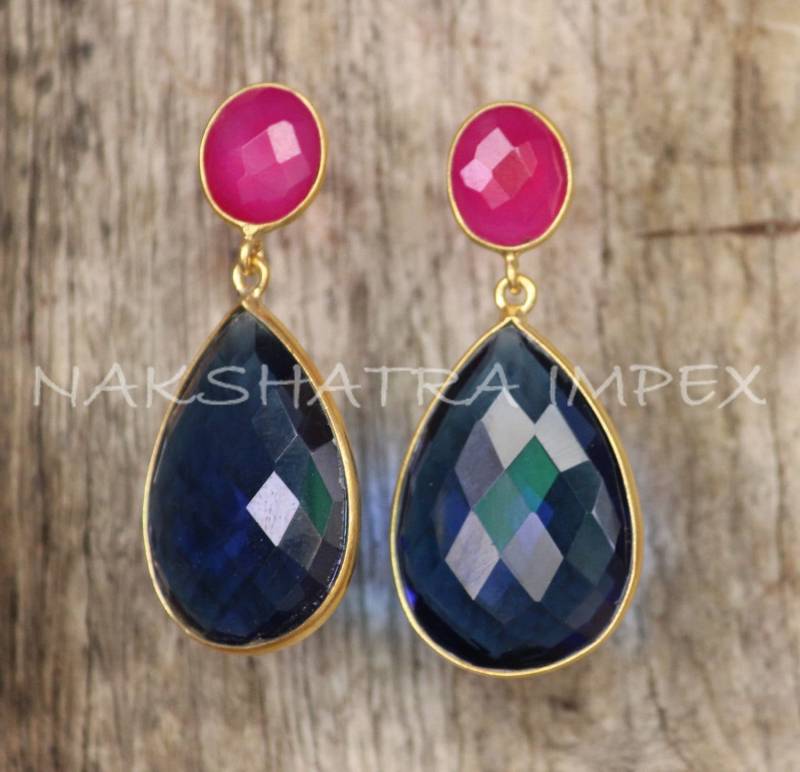 Heißes Rosa Chalcedon Oval & Blue Quartz Birne Briolette 925 Sterling Silber Vergoldet Post Ohrringe von NAKSHATRAIMPEX