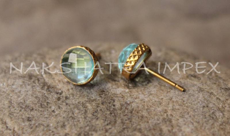 Himmel Budapest.travel Hydro Quarz 8mm Rund Facettiert 925 Sterling Silber Vergoldet Texturierte Oberfläche Stud-Ohrring von NAKSHATRAIMPEX