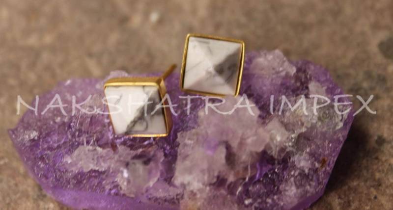 Howlith 10mm Pyramide Facettiert 925 Sterling Silber Vergoldet Ohrstecker von NAKSHATRAIMPEX