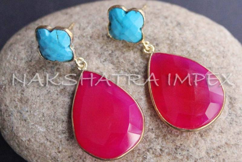 Imitation Türkis Klee & Pink Rosa Chalcedon Birne Briolette 925 Sterlingsilber Gold Vergoldet Ohrstecker von NAKSHATRAIMPEX