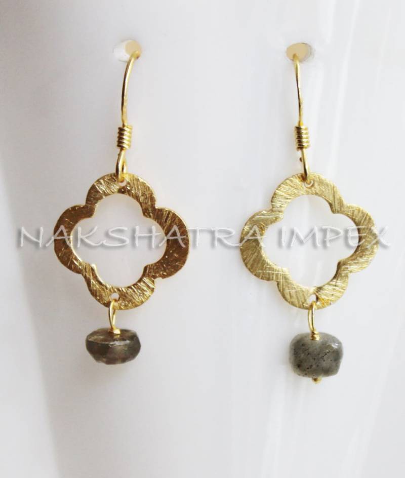 Labradorit 6mm Rondelle Facette Vergoldete Ohrringe Mit Vierpass in Sterling von NAKSHATRAIMPEX