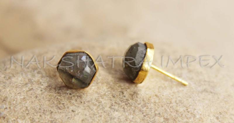 Labradorit 8mm Sechskant Facettiert 925 Sterlingsilber Gold Plattiert Glatte Oberfläche Ohrstecker von NAKSHATRAIMPEX