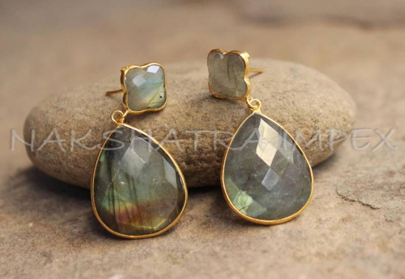 Labradorit Klee & Birne Briolette 925 Sterlingsilber Gold Plattiert Post-Ohrringe von NAKSHATRAIMPEX