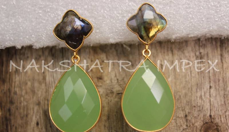 Labradorit Klee & Grüner Chalcedon Birne Briolette 925 Sterlingsilber Gold Plattiert Post-Ohrringe von NAKSHATRAIMPEX
