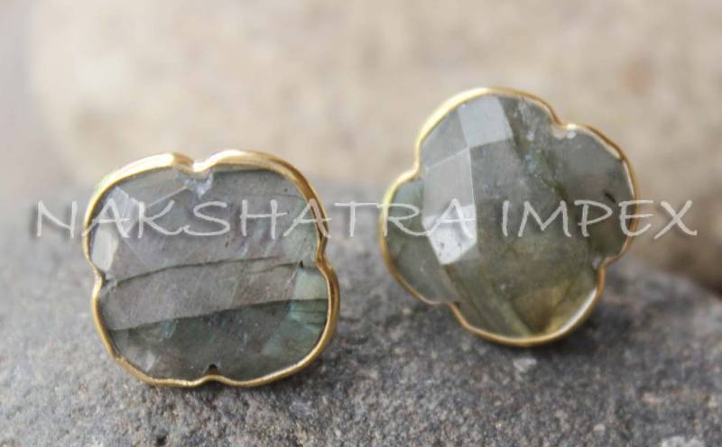 Labradorit Kleeblatt Briolette 925 Sterling Silber Vergoldet Ohrstecker - Bläulicher Blitz Drachenherz Edelstein Blumen Ohrstecker von NAKSHATRAIMPEX