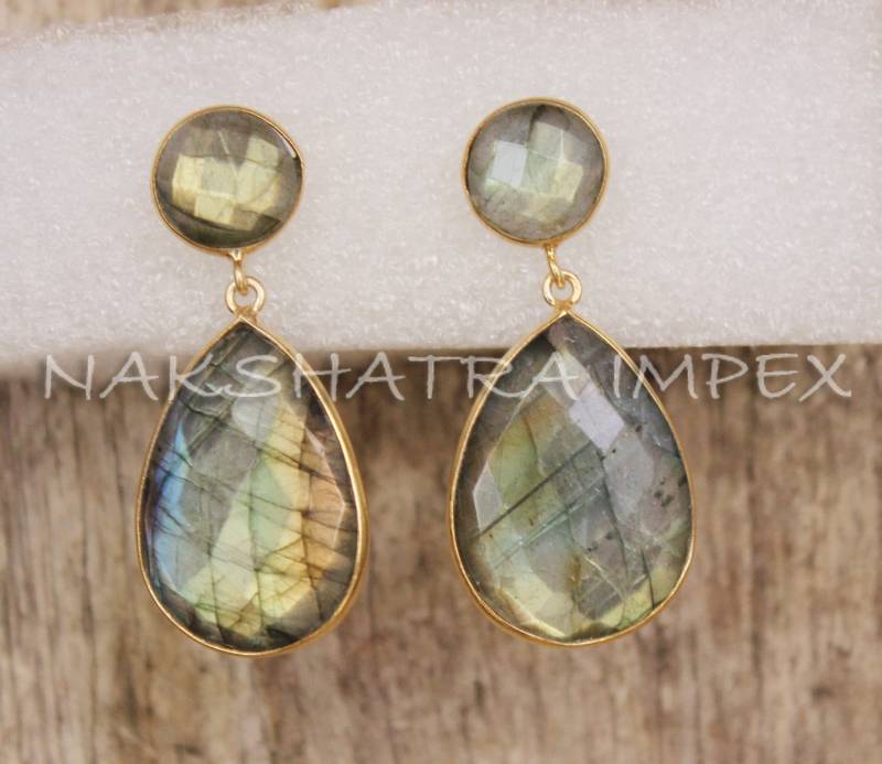Labradorit Runde & Birne Briolette 925 Sterlingsilber Gold Plattiert Post Ohrringe von NAKSHATRAIMPEX