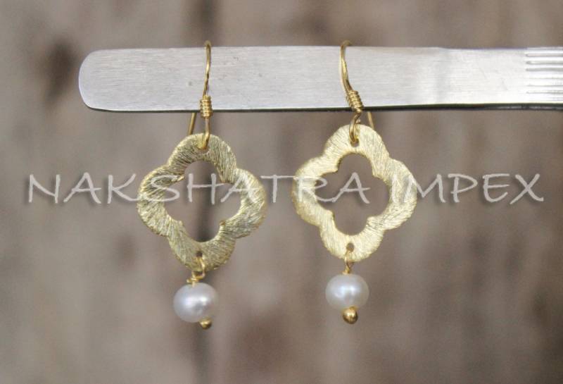 Mutter Der Perle 6mm Rondelle Facette Gold Plattiert Ohrringe Mit Vierpass in Sterling von NAKSHATRAIMPEX