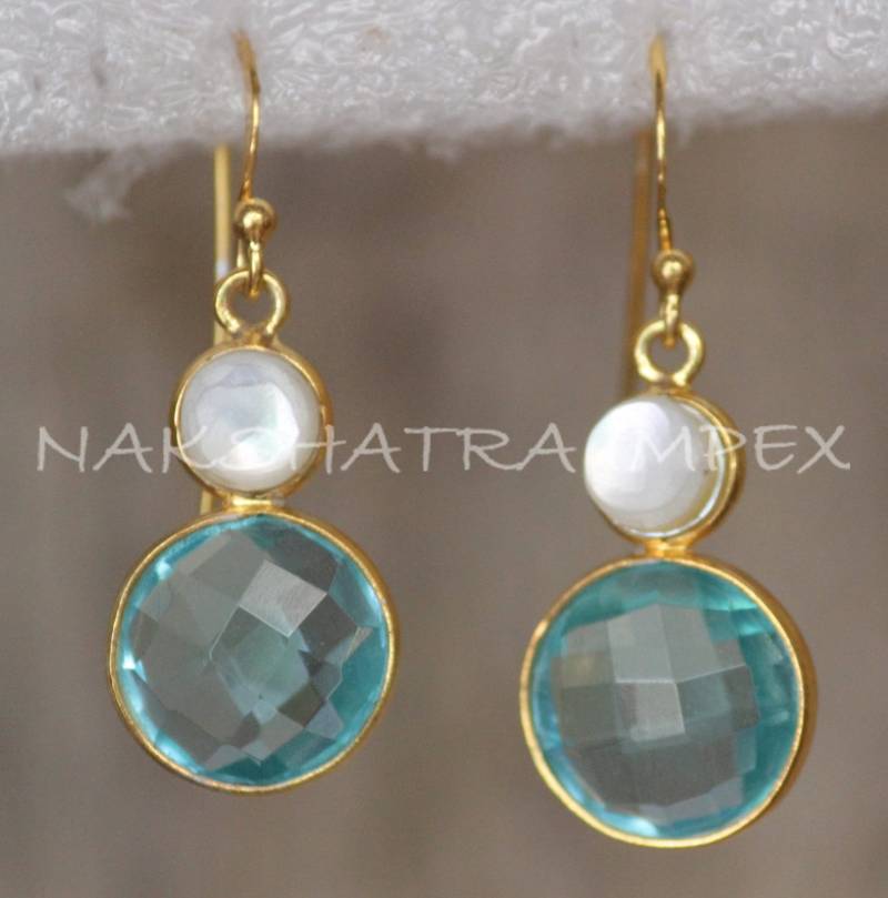 Mutter Der Perle & Blauer Topaz Runde Briollete 925 Sterling Silber Gold Vergoldet Ohrbügel von NAKSHATRAIMPEX