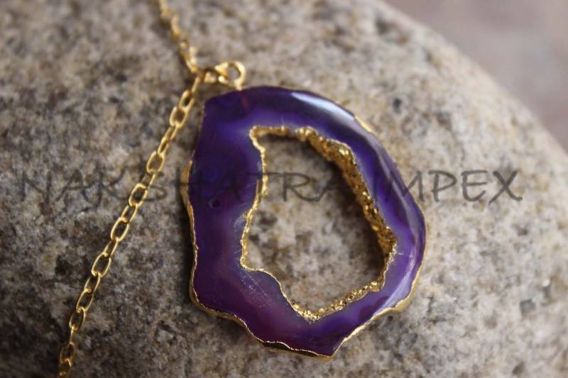 Natürliche Amethyst Agate Druzy Slice Freiform-Gold Galvanisierte Edelstein 18 Zoll Halskette von NAKSHATRAIMPEX
