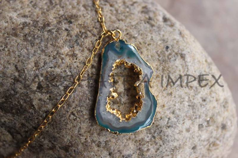 Natürliche Aqua Grün Achat Druzy Slice Freiform-Gold Galvanisierte Edelstein 18 Zoll Halskette von NAKSHATRAIMPEX