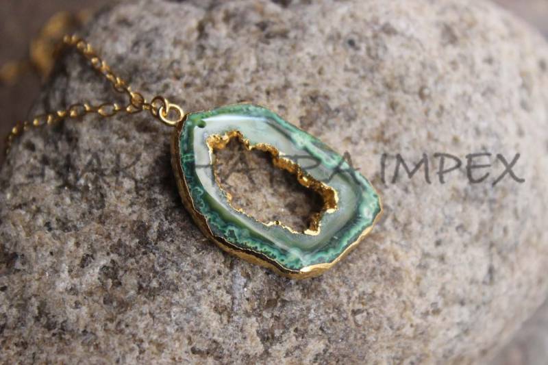 Natürliche Grüne Achat Druzy Slice Freiform-Gold Galvanisierte Edelstein Halskette von NAKSHATRAIMPEX