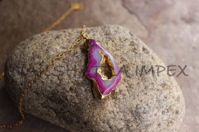 Natürliche Heiße Rosa Achat Druzy Slice Freiform-Gold Galvanisierte Edelstein 18 Zoll Halskette von NAKSHATRAIMPEX